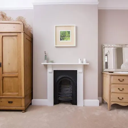 Designer House W/ Gardens, Orangery & Parking 2bed