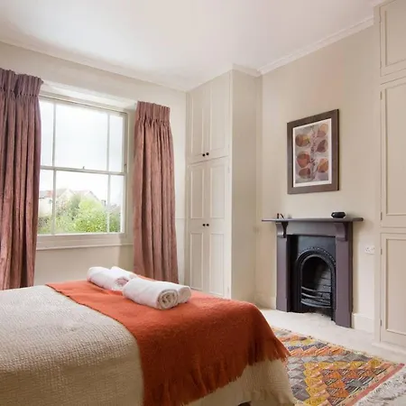 Designer House W/ Gardens, Orangery & Parking 2bed Сasa de vacaciones Bristol