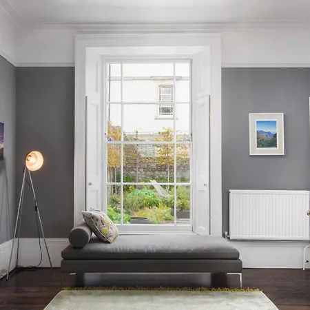 Designer House W/ Gardens, Orangery & Parking 2bed