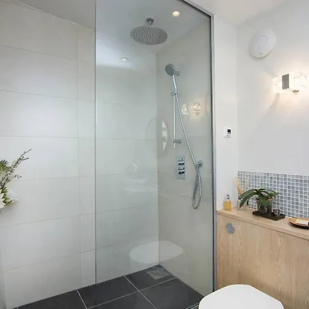 Designer House W/ Gardens, Orangery & Parking 2bed *