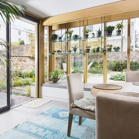 Designer House W/ Gardens, Orangery & Parking 2bed Сasa de vacaciones *