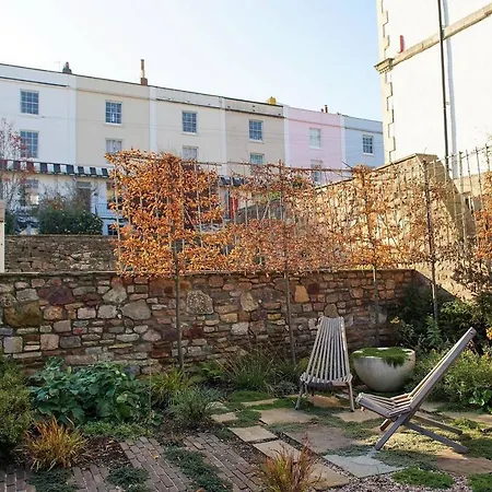 Designer House W/ Gardens, Orangery & Parking 2bed Сasa de vacaciones *